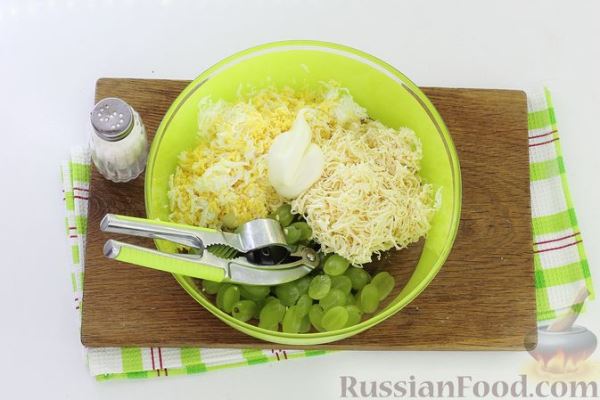 Яичный салат с виноградом, плавленым сыром и чесноком