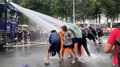 Полиция Нидерландов применила водометы против климатических активистов - новости экологии на ECOportal