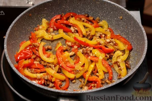 Салат с брокколи, помидорами, болгарским перцем и орехами