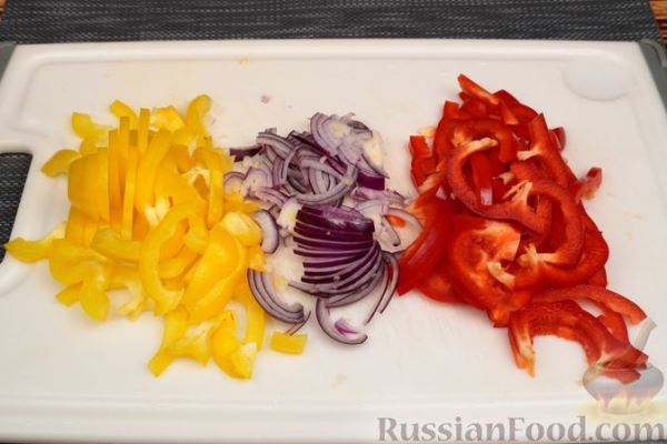 Салат с булгуром, помидорами черри и болгарским перцем