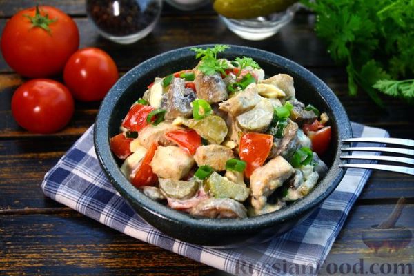 Салат с курицей, грибами, овощами и сыром