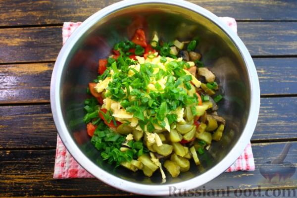 Салат с курицей, грибами, овощами и сыром