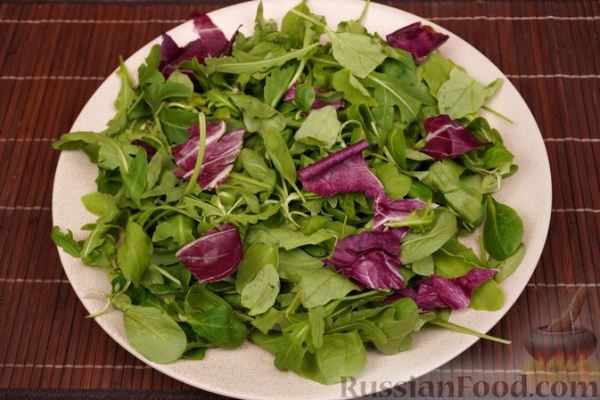 Салат с виноградом, фетой и орехами