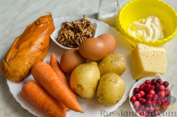 Слоёный салат с копчёной курицей, картофелем, морковью, сыром и клюквой