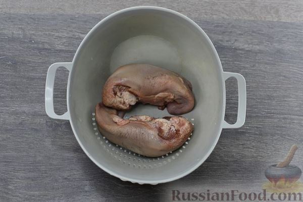 Свиной язык со сливочным соусом и хреном