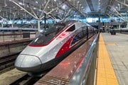 В Китае начала работать первая в стране высокоскоростная железная дорога над морем