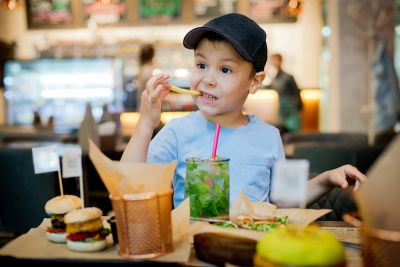 «Взрослая еда»: какие продукты не стоит давать детям - новости экологии на ECOportal