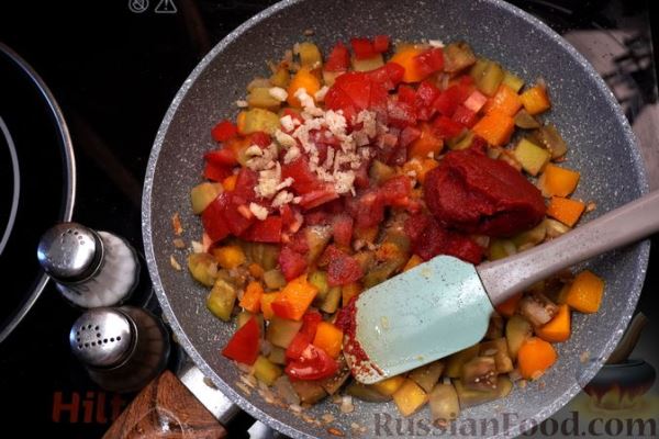 Чечевица с баклажанами, тыквой и помидорами (на сковороде)