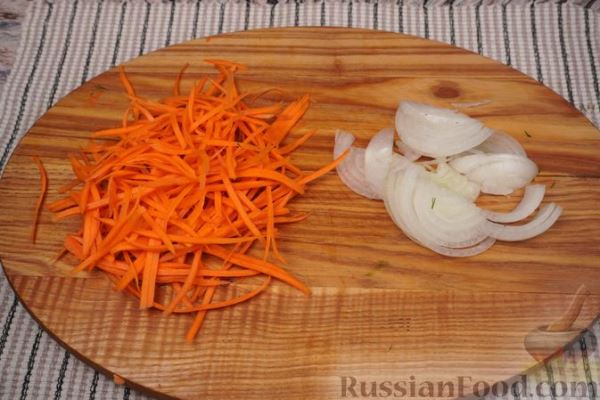 Салат из краснокочанной капусты с огурцом, морковью и горошком