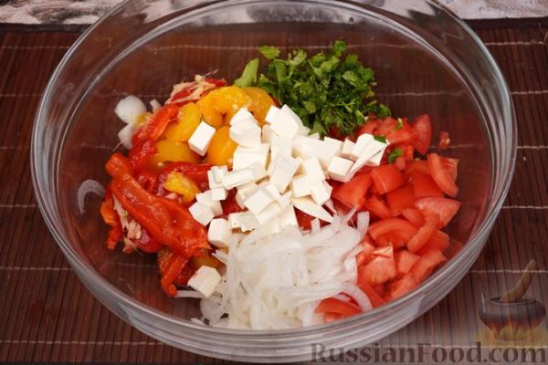 Салат из запечённого болгарского перца с помидорами и фетой