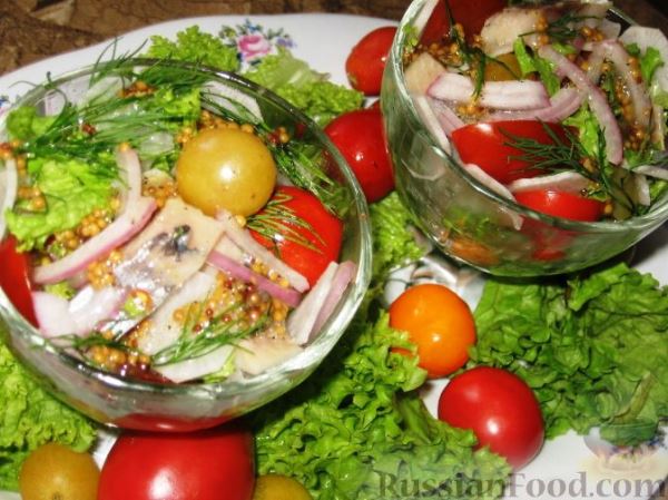Салат с сельдью и помидорами
