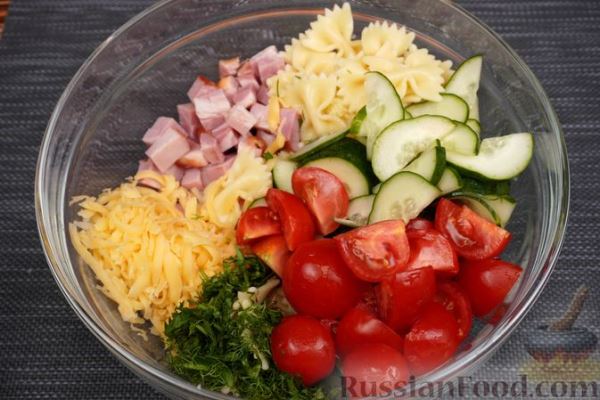 Салат с ветчиной, макаронами, овощами и сыром