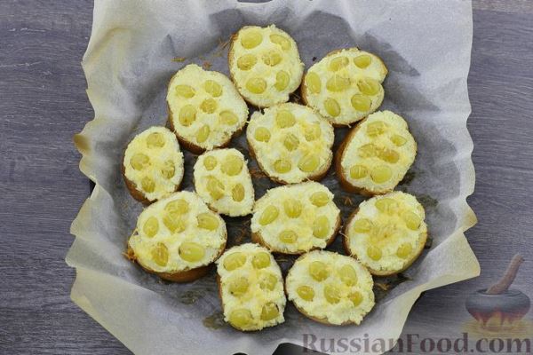 Гренки с творогом, виноградом и сыром (в духовке)