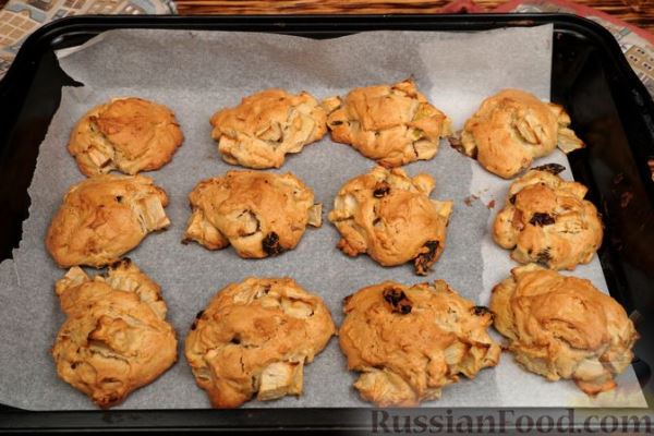 Мягкое яблочное печенье с изюмом и орехами