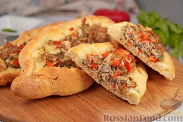 Открытые дрожжевые пироги с мясом и сладким перцем