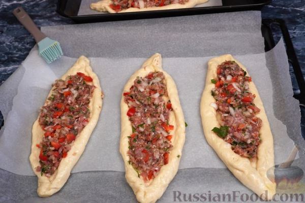 Открытые дрожжевые пироги с мясом и сладким перцем