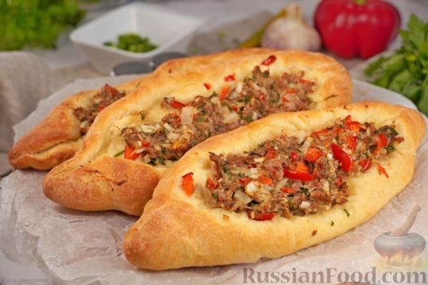 Открытые дрожжевые пироги с мясом и сладким перцем