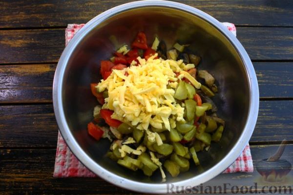 Салат с курицей, грибами, овощами и сыром