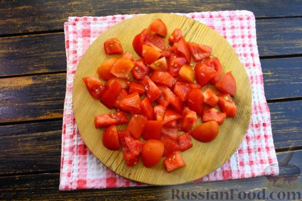 Салат с курицей, грибами, овощами и сыром