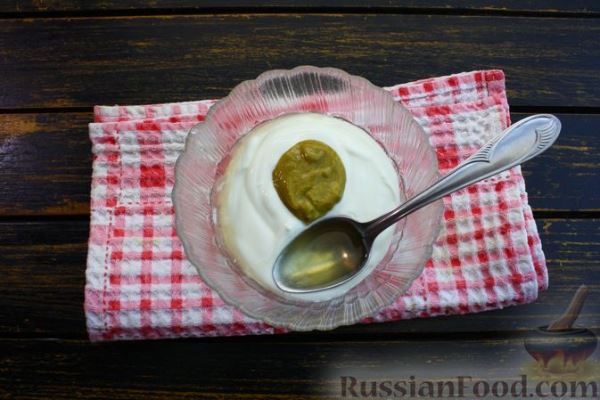 Салат с курицей, грибами, овощами и сыром