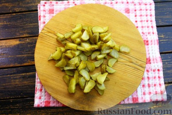 Салат с курицей, грибами, овощами и сыром