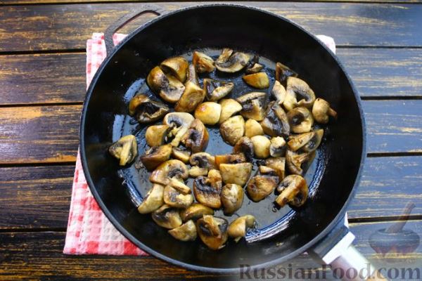 Салат с курицей, грибами, овощами и сыром