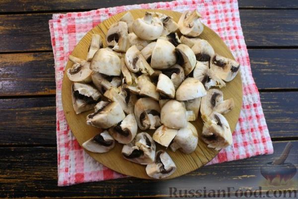 Салат с курицей, грибами, овощами и сыром