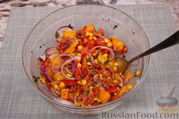 Салат с запечённым болгарским перцем, тыквой и кукурузой