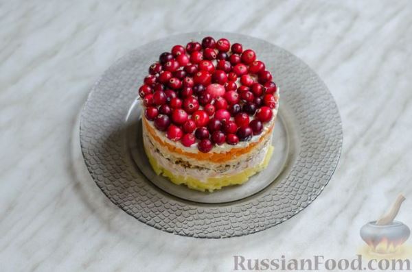 Слоёный салат с копчёной курицей, картофелем, морковью, сыром и клюквой